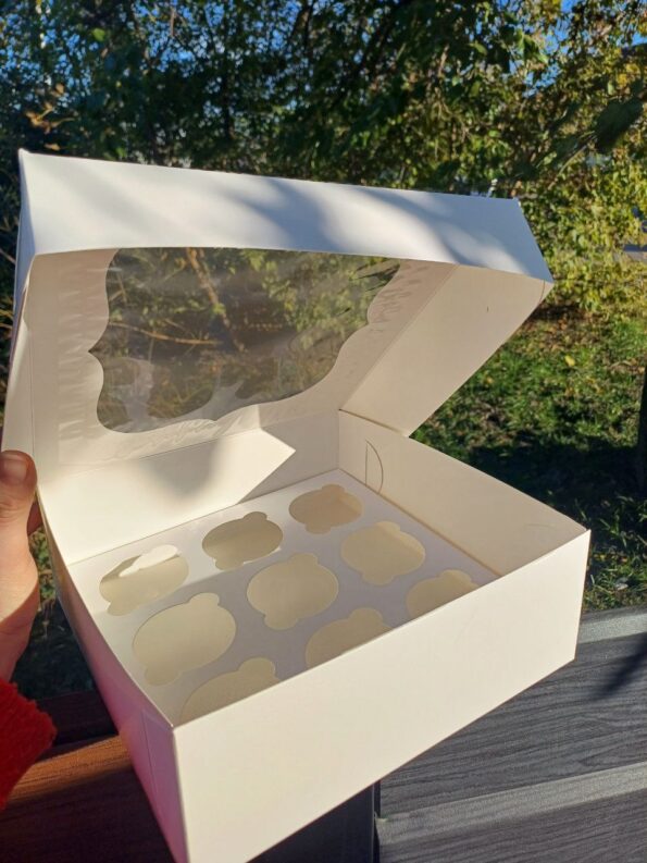 PUDEŁKO Z WKŁADEM NA 9 MUFFINEK 25x25x9 cm